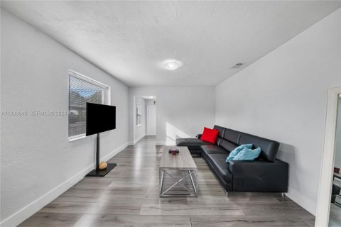 Villa ou maison à vendre à Miami, Floride: 3 chambres, 93.37 m2 № 2059818 - photo 4