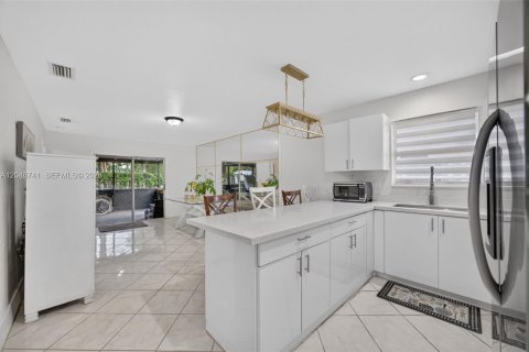 House in Florida City, Florida 4 bedrooms, 103.68 sq.m. № 2244330 - photo 9