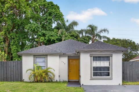 House in Florida City, Florida 4 bedrooms, 103.68 sq.m. № 2244330