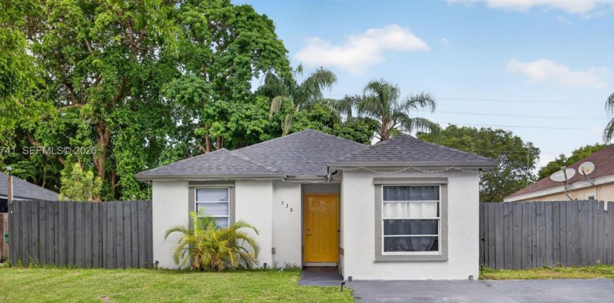 House in Florida City, Florida 4 bedrooms, 103.68 sq.m. № 2244330