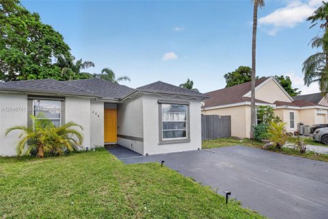 House in Florida City, Florida 4 bedrooms, 103.68 sq.m. № 2244330 - photo 3