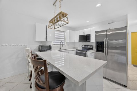 House in Florida City, Florida 4 bedrooms, 103.68 sq.m. № 2244330 - photo 12