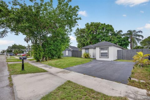 House in Florida City, Florida 4 bedrooms, 103.68 sq.m. № 2244330 - photo 2