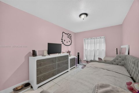 House in Florida City, Florida 4 bedrooms, 103.68 sq.m. № 2244330 - photo 17