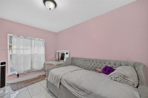 House in Florida City, Florida 4 bedrooms, 103.68 sq.m. № 2244330 - photo 18