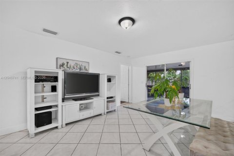 House in Florida City, Florida 4 bedrooms, 103.68 sq.m. № 2244330 - photo 5