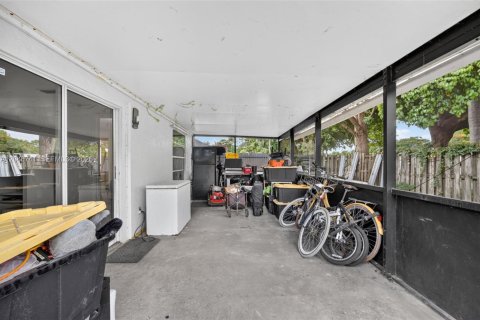 House in Florida City, Florida 4 bedrooms, 103.68 sq.m. № 2244330 - photo 30