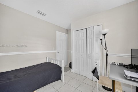 House in Florida City, Florida 4 bedrooms, 103.68 sq.m. № 2244330 - photo 23