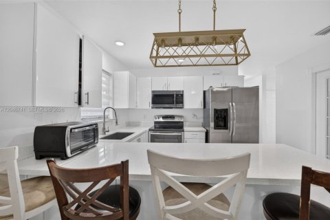 House in Florida City, Florida 4 bedrooms, 103.68 sq.m. № 2244330 - photo 13