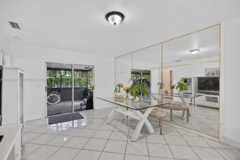 House in Florida City, Florida 4 bedrooms, 103.68 sq.m. № 2244330 - photo 8