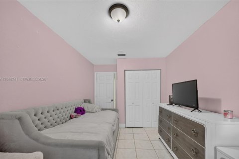House in Florida City, Florida 4 bedrooms, 103.68 sq.m. № 2244330 - photo 19