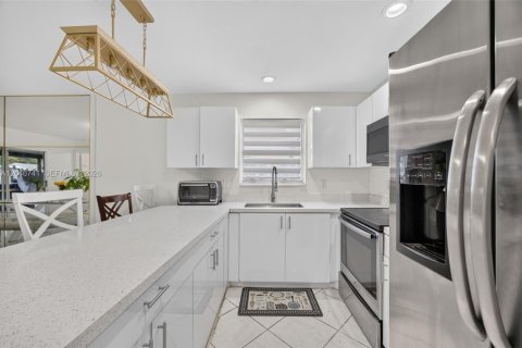 House in Florida City, Florida 4 bedrooms, 103.68 sq.m. № 2244330 - photo 10