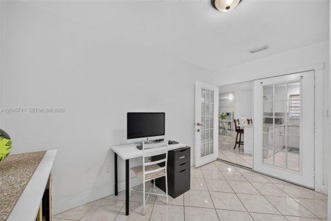 House in Florida City, Florida 4 bedrooms, 103.68 sq.m. № 2244330 - photo 15