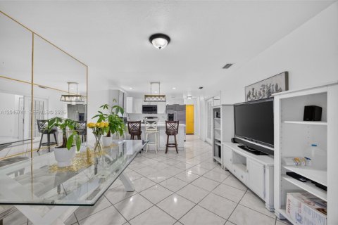 House in Florida City, Florida 4 bedrooms, 103.68 sq.m. № 2244330 - photo 7