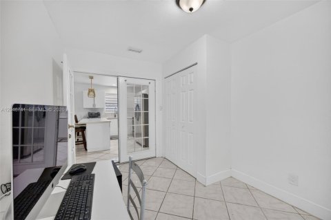 House in Florida City, Florida 4 bedrooms, 103.68 sq.m. № 2244330 - photo 16