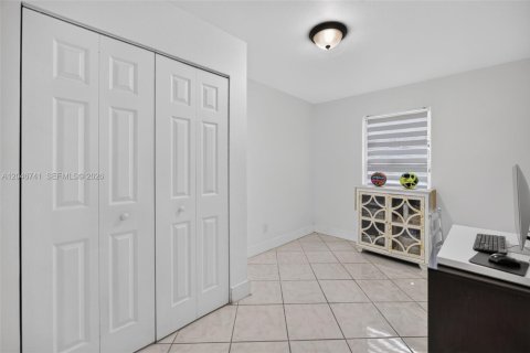 House in Florida City, Florida 4 bedrooms, 103.68 sq.m. № 2244330 - photo 14