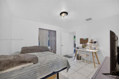 House in Florida City, Florida 4 bedrooms, 103.68 sq.m. № 2244330 - photo 28