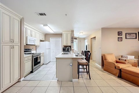 Condo in Orlando, Florida, 3 bedrooms № 2213229 - photo 11