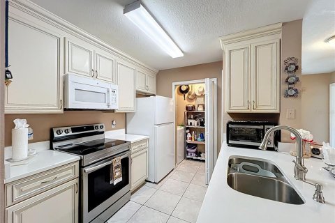 Condo in Orlando, Florida, 3 bedrooms № 2213229 - photo 17