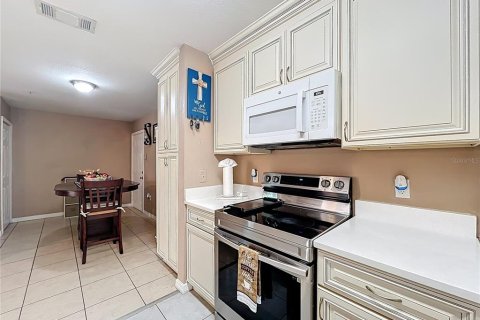 Condo in Orlando, Florida, 3 bedrooms № 2213229 - photo 13
