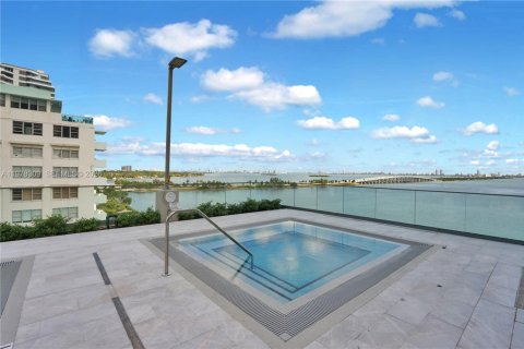 Condo in Miami, Florida, 3 bedrooms  № 2042179 - photo 25