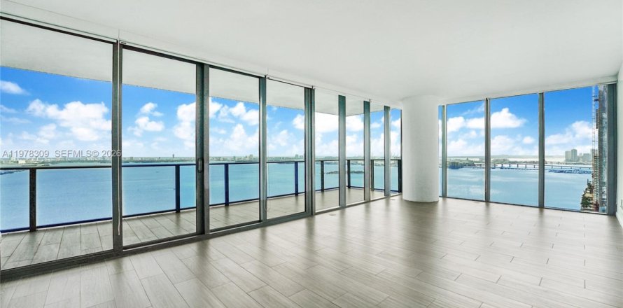 Condo in Miami, Florida, 3 bedrooms  № 2042179