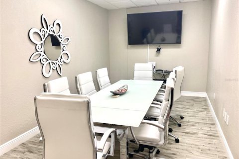 Immobilier commercial à louer à Tampa, Floride: 2168.9 m2 № 249153 - photo 5