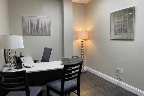 Immobilier commercial à louer à Tampa, Floride: 2168.9 m2 № 249153 - photo 11
