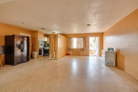 House in Saint Petersburg, Florida 3 bedrooms, 150.22 sq.m. № 1743213 - photo 5