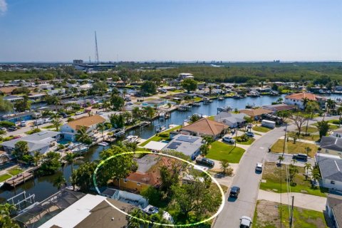 House in Saint Petersburg, Florida 3 bedrooms, 150.22 sq.m. № 1743213 - photo 14