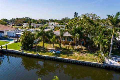 House in Saint Petersburg, Florida 3 bedrooms, 150.22 sq.m. № 1743213 - photo 12
