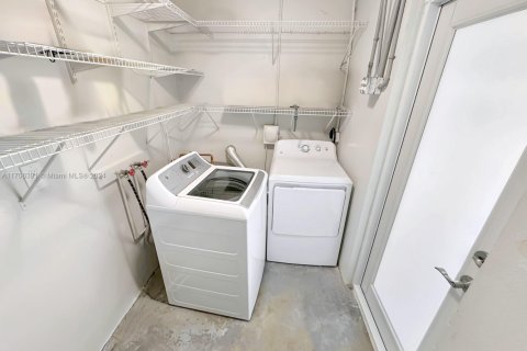 House in Fort Lauderdale, Florida 2 bedrooms, 81.57 sq.m. № 2053788 - photo 24