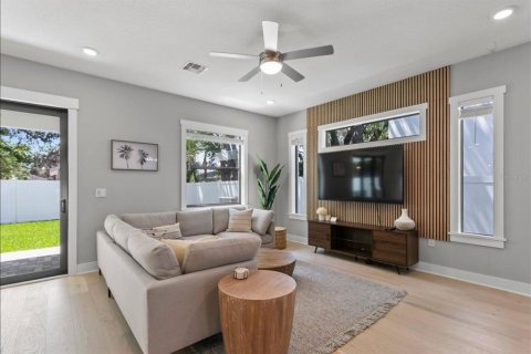 Casa en alquiler en Tampa, Florida, 5 dormitorios, 240.25 m2 № 1905602 - foto 5