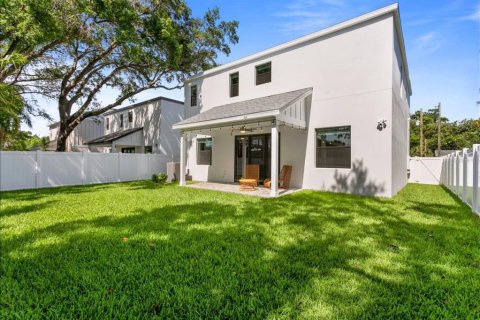 Casa en alquiler en Tampa, Florida, 5 dormitorios, 240.25 m2 № 1905602 - foto 3