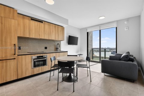 Condo in Miami, Florida, 1 bedroom  № 2186258 - photo 2