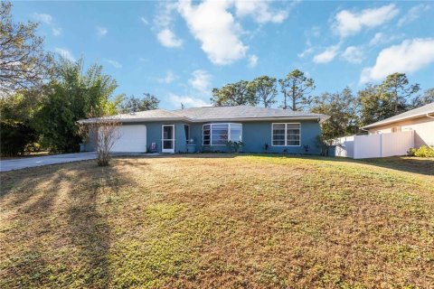 House in Port Charlotte, Florida 2 bedrooms, 138.98 sq.m. № 2232006