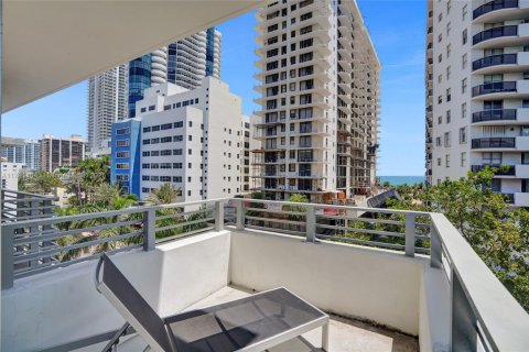 Condo in Miami Beach, Florida, 1 bedroom  № 1860992 - photo 23