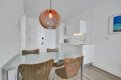 Condo in Miami Beach, Florida, 1 bedroom  № 1860992 - photo 9