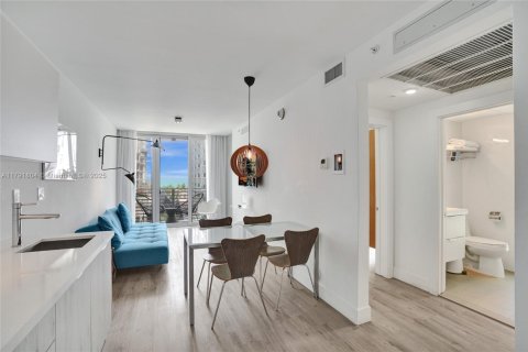 Condo in Miami Beach, Florida, 1 bedroom  № 1860992 - photo 1
