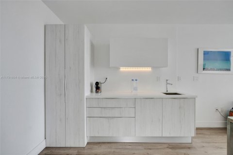 Condo in Miami Beach, Florida, 1 bedroom  № 1860992 - photo 10