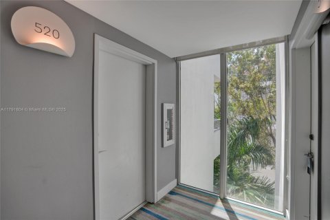Condo in Miami Beach, Florida, 1 bedroom  № 1860992 - photo 21