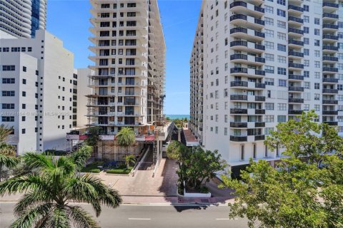 Condo in Miami Beach, Florida, 1 bedroom  № 1860992 - photo 20