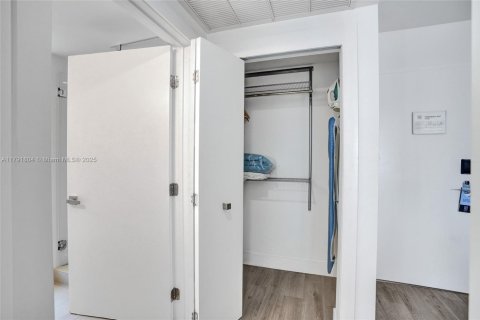 Condo in Miami Beach, Florida, 1 bedroom  № 1860992 - photo 15