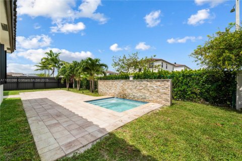 House in Miami, Florida 5 bedrooms, 296.45 sq.m. № 1809545 - photo 3