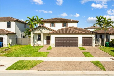House in Miami, Florida 5 bedrooms, 296.45 sq.m. № 1809545 - photo 1