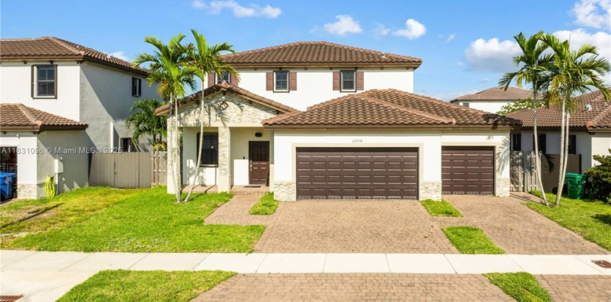 House in Miami, Florida 5 bedrooms, 296.45 sq.m. № 1809545