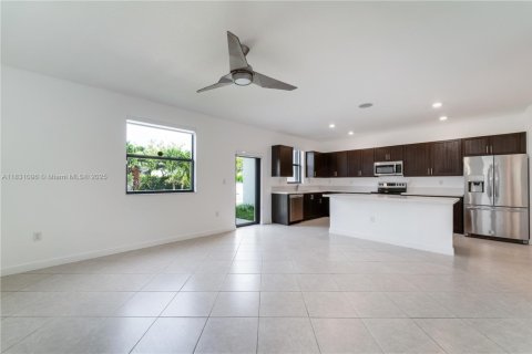 House in Miami, Florida 5 bedrooms, 296.45 sq.m. № 1809545 - photo 7