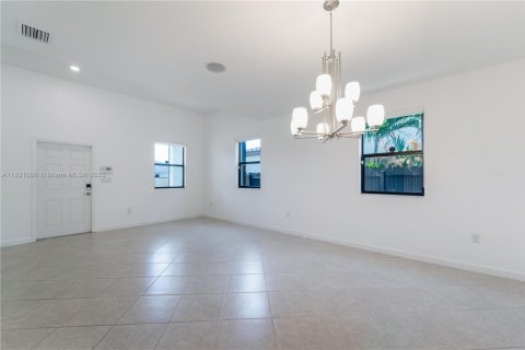 House in Miami, Florida 5 bedrooms, 296.45 sq.m. № 1809545 - photo 9
