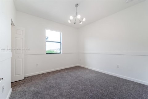 House in Miami, Florida 5 bedrooms, 296.45 sq.m. № 1809545 - photo 15