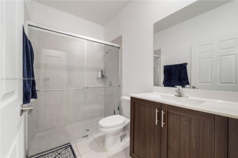 House in Miami, Florida 5 bedrooms, 296.45 sq.m. № 1809545 - photo 17